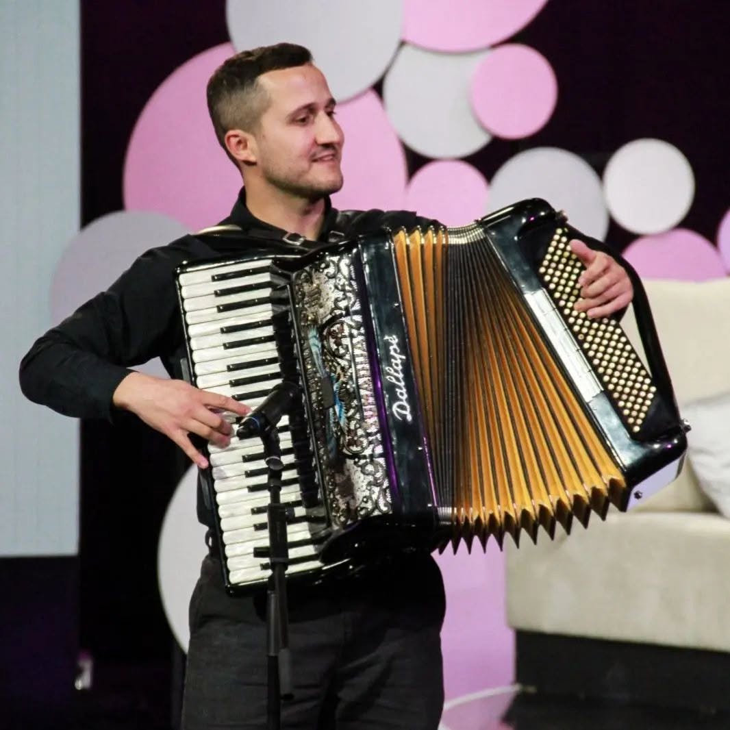 Petar Veličković svira harmoniku na sceni