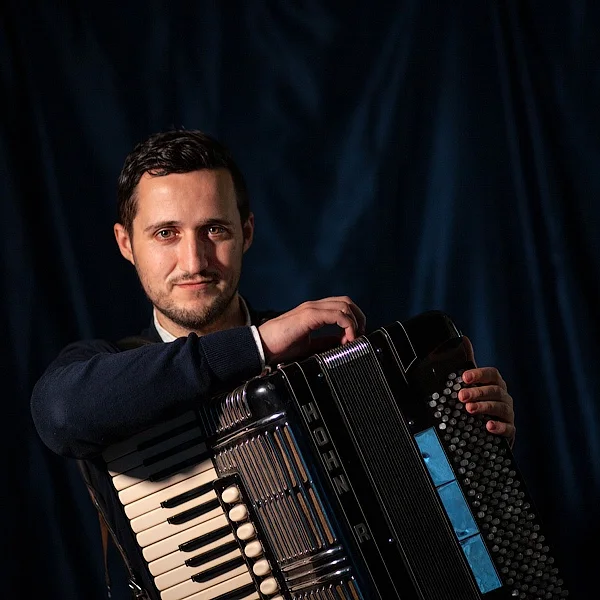 Petar Veličković sa harmonikom